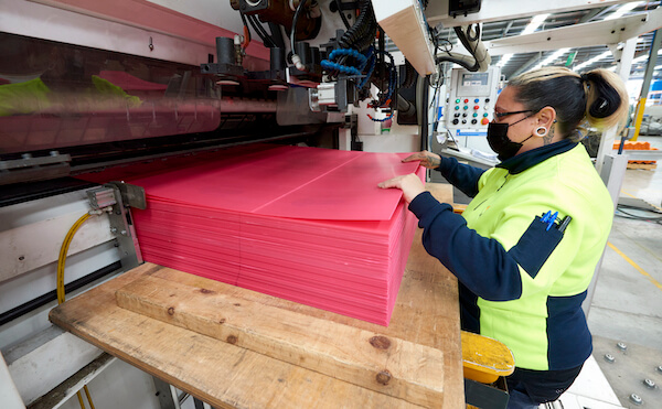 woman-machine-cutting-corflute
