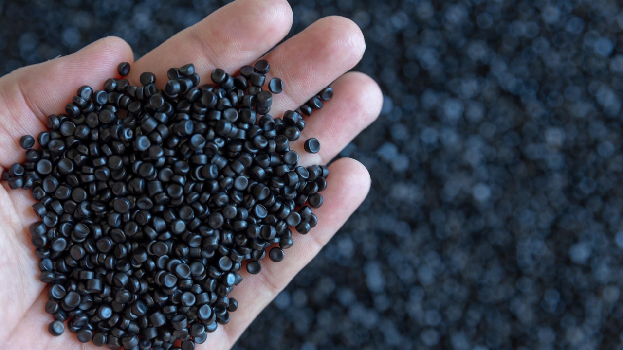 corex-recycled-polypropylene-pellets-hands